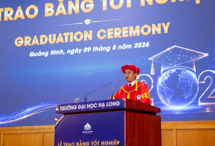Tiến sĩ Nguyễn Đức Tiệp, Bí thư Đảng ủy, Hiệu trưởng Trường Đại học Hạ Long phát biểu tại buổi lễ.