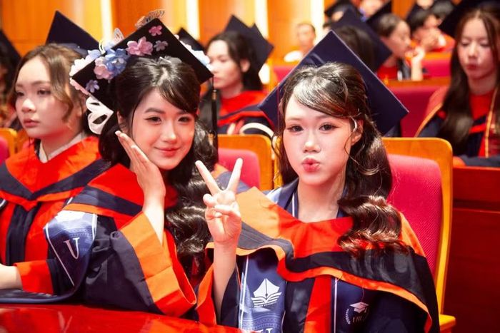 Các tân cử nhân rạng rỡ tại buổi lễ.