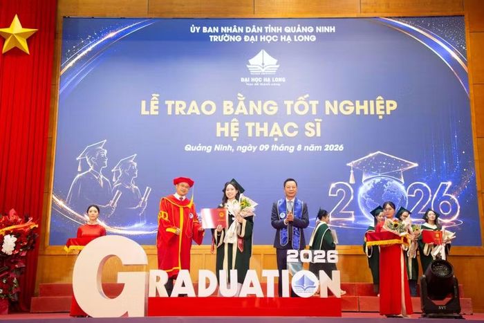 Ông Lê Văn Ánh, Phó Chủ tịch UBND tỉnh Quảng Ninh và Tiến sĩ Nguyễn Đức Tiệp, Hiệu trưởng Trường Đại học Hạ Long trao bằng tốt nghiệp cho các tân thạc sĩ.