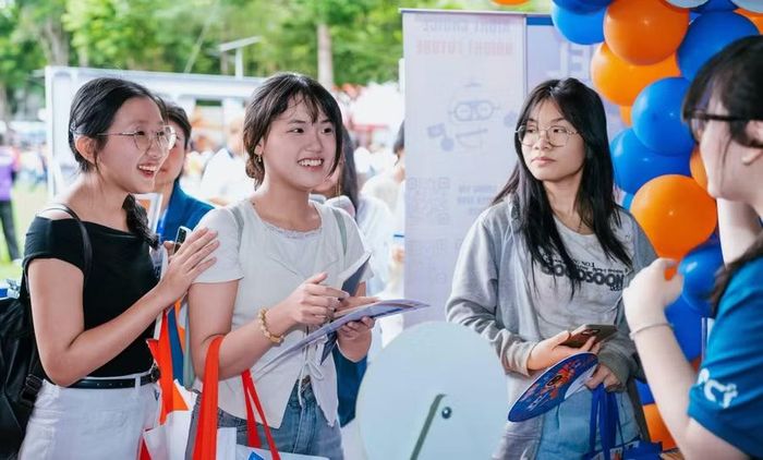 Thí sinh tìm hiểu thông tin tuyển sinh của Trường Đại học Kinh tế - Luật (Đại học Quốc gia TPHCM). Ảnh: UEL.