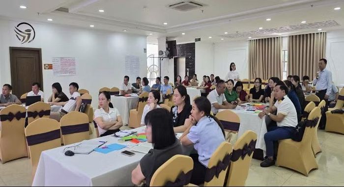 Học viên lớp tập huấn lắng nghe các chuyên gia.
