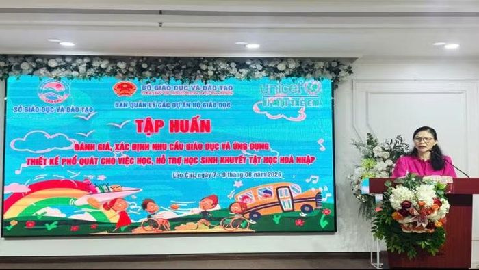 Bà Trần Phượng Anh - Phó Trưởng phòng GDPT, Sở GD&ĐT Lào Cai phát biểu khai mạc.