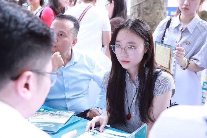 Thí sinh tìm hiểu thông tin xét tuyển năm 2026 của Học viện Tài chính sáng 4/7/2026. Ảnh: Đình Tuệ.