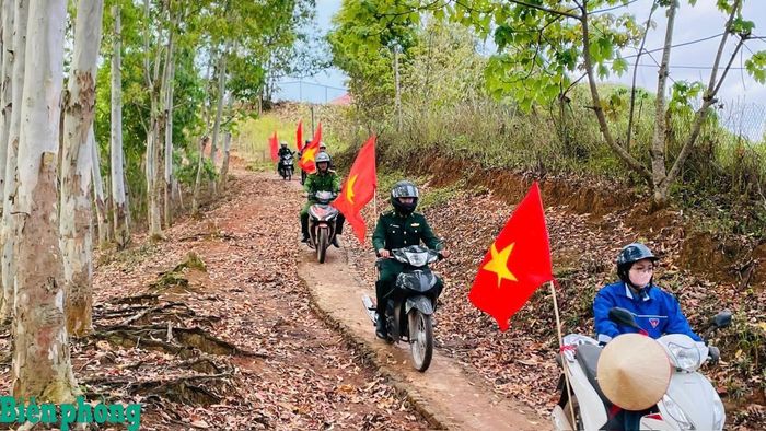 Cán bộ Đồn Biên phòng Si Pa Phìn phối hợp với các lực lượng tuyên truyền, phổ biến pháp luật cho nhân dân khu vực biên giới. Ảnh: Văn Thắng