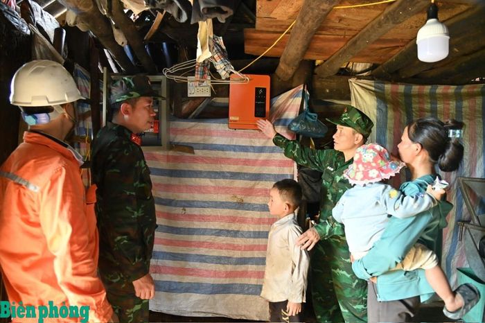 Cán bộ Bộ đội Biên phòng tỉnh Lai Châu hướng dẫn người dân trên địa bàn sử dụng thiết bị điện năng lượng mặt trời. Ảnh: Đức Duẩn