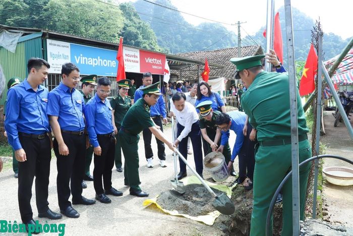 Đồng chí Lại Xuân Lâm, Phó Bí thư Đảng ủy Chính phủ và Thiếu tướng Vũ Quốc Ân, Ủy viên Ban Thường vụ Đảng ủy, Phó Chính ủy Bộ đội Biên phòng cùng các đại biểu tham gia khởi công công trình “Thắp sáng đường biên-Đường cờ Tổ quốc” tại xóm Bản Quang, xã Trà Lĩnh, tỉnh Cao Bằng. Ảnh: Ngọc Lâm