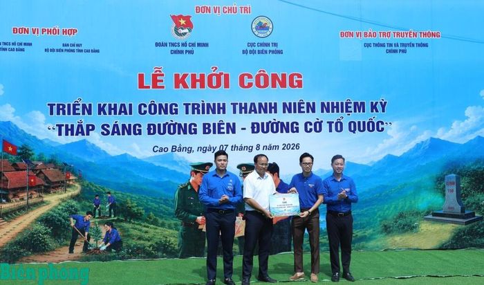 Đại diện các đơn vị tài trợ trao biểu trưng hỗ trợ kinh phí xây dựng công trình “Thắp sáng đường biên-Đường cờ Tổ quốc” cho Ủy ban nhân dân xã Trà Lĩnh, tỉnh Cao Bằng. Ảnh: Ngọc Lâm