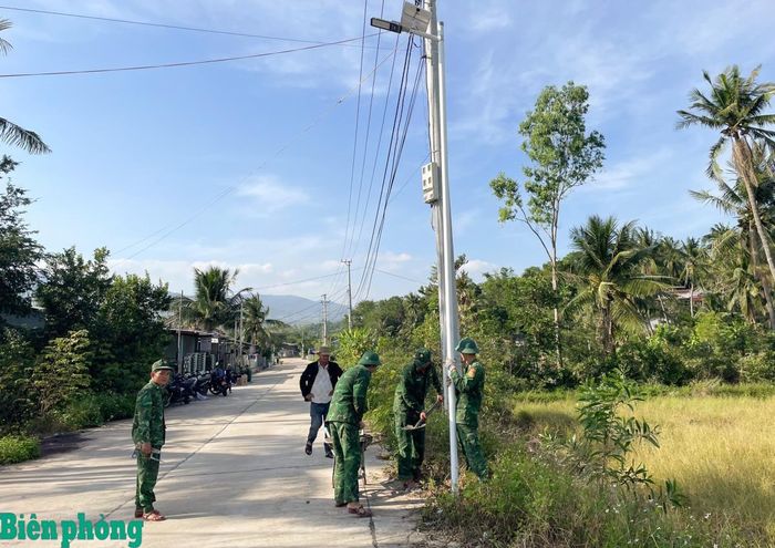 Cán bộ, chiến sĩ Đồn Biên phòng Xuân Đài, Bộ đội Biên phòng tỉnh Đắk Lắk tổ chức xây dựng công trình chiếu sáng tại phường Xuân Đài, tỉnh Đắk Lắk. Ảnh: Ngọc Lân