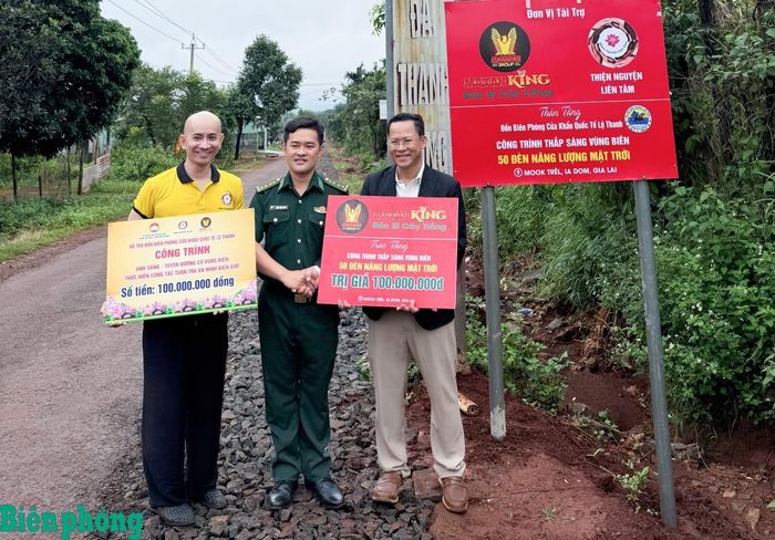 Đại diện các nhà tài trợ trao biển tượng trưng bàn giao công trình "Thắp sáng đường biên-Đường cờ Tổ quốc” cho Đồn Biên phòng cửa khẩu quốc tế Lệ Thanh, Bộ đội Biên phòng tỉnh Gia Lai phụ trách quản lý tại thôn Mook Trêl, xã Ia Dom, tỉnh Gia Lai. Ảnh: Thanh Bình