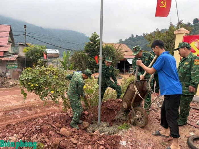 Cán bộ, chiến sĩ Đồn Biên phòng Mỹ Lý, Bộ đội Biên phòng tỉnh Nghệ An và người dân trên địa bàn lắp đặt hệ thống đèn chiếu sáng bằng năng lượng mặt trời. Ảnh: Hải Thượng