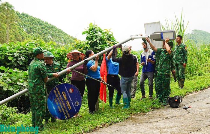 Đồn Biên phòng Pò Mã, Bộ đội Biên phòng tỉnh Lạng Sơn phối hợp với Ủy ban Mặt trận Tổ quốc Việt Nam xã Quốc Khánh, tỉnh Lạng Sơn tổ chức ra quân thực hiện Chương trình “Thắp sáng đường biên-Đường cờ Tổ quốc” năm 2026. Ảnh: Thu Hiền
