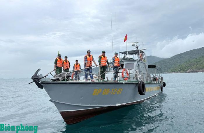 Tàu của Hải đội Biên phòng 2, Bộ đội Biên phòng thành phố Đà Nẵng tìm kiếm các nạn nhân. Ảnh: Trúc Hà