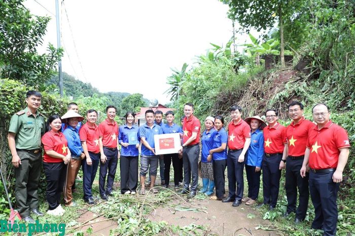 Đồng chí Nguyễn Kim Quy cùng các đại biểu tặng quà đội hình thanh niên tình nguyện hè xã Sín Thầu. Ành: Thùy Chi