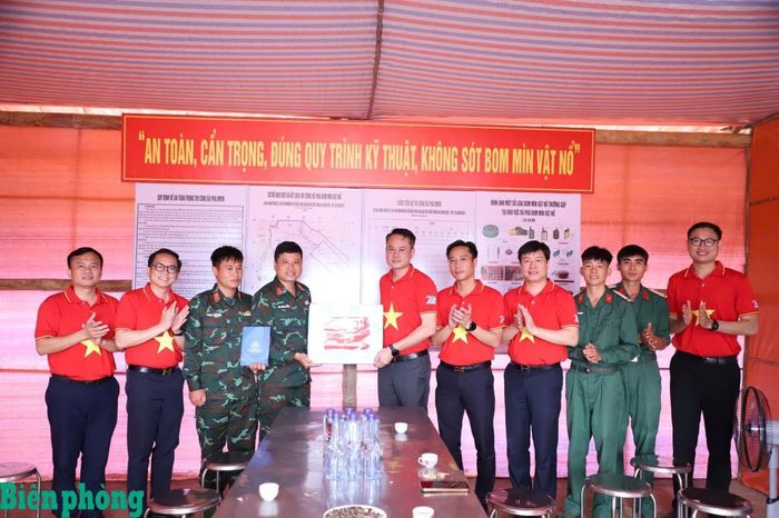 Đồng chí Nguyễn Kim Quy cùng các đại biểu tặng quà đội rà phá bom, mìn, vật liệu nổ thuộc Lữ đoàn Công binh 543, Quân khu 2. Ảnh: Thùy Chi