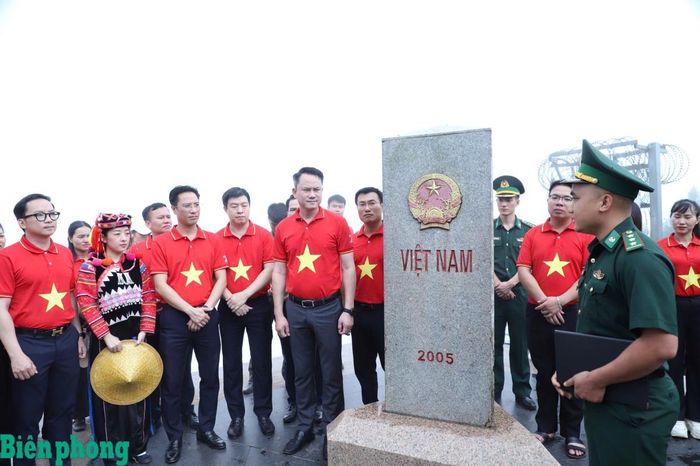 Lãnh đạo Trung ương Đoàn, Trung ương Hội Liên hiệp Thanh niên Việt Nam cùng các đại biểu và hội viên, thanh niên nghe cán bộ Biên phòng giới thiệu về Cột mốc A Pa Chải. Ảnh: Thùy Chi