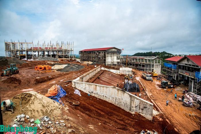 Công trường nằm tại vùng đất có độ dốc lớn, nền đất luôn có bùn nhão do mưa vào buổi chiều và đêm. Ảnh: Lê Văn Chương
