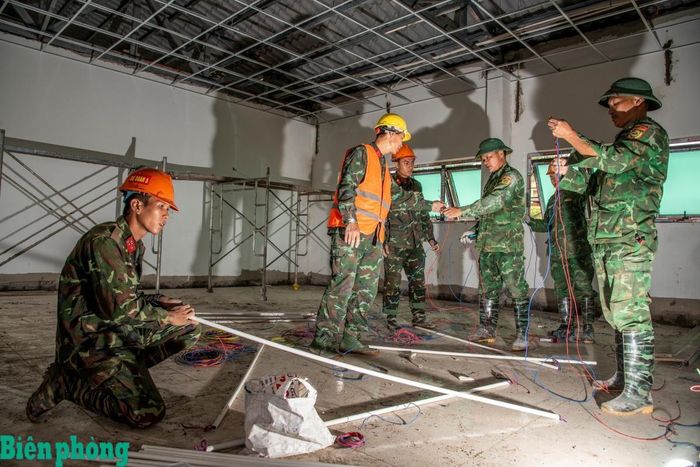 Việc lắp đặt điện tại các phòng học được khẩn trương triển khai. Ảnh: Lê Văn Chương