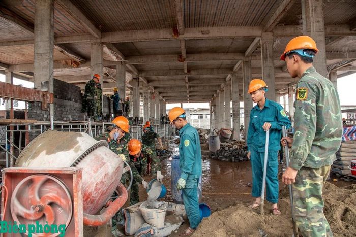 Một số hạng mục thi công trong nhà đang được gấp rút triển khai. Ảnh: Lê Văn Chương