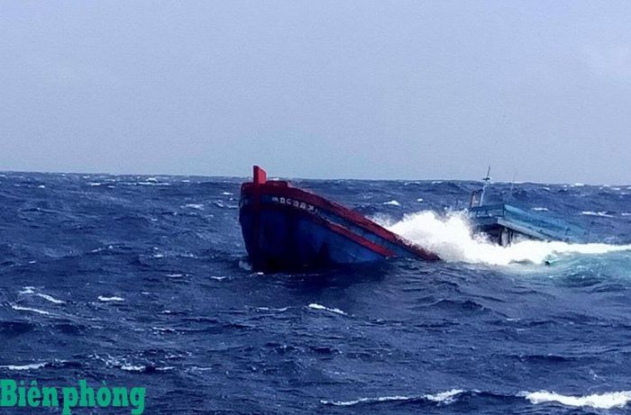 Tàu cá của ngư dân Quảng Ngãi bị nạn trên biển. Ảnh minh họa: Văn Tánh