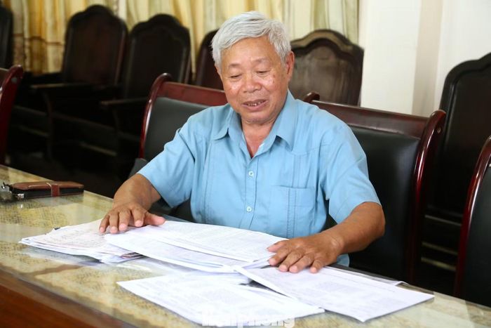 Ông Triển với các tài liệu về đồng đội đã hy sinh.
