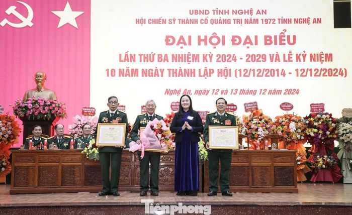 Cựu chiến binh Nguyễn Tất Triển (thứ 2 từ trái qua) nhận được nhiều bằng khen vì công tác tìm kiếm thông tin liệt sĩ.