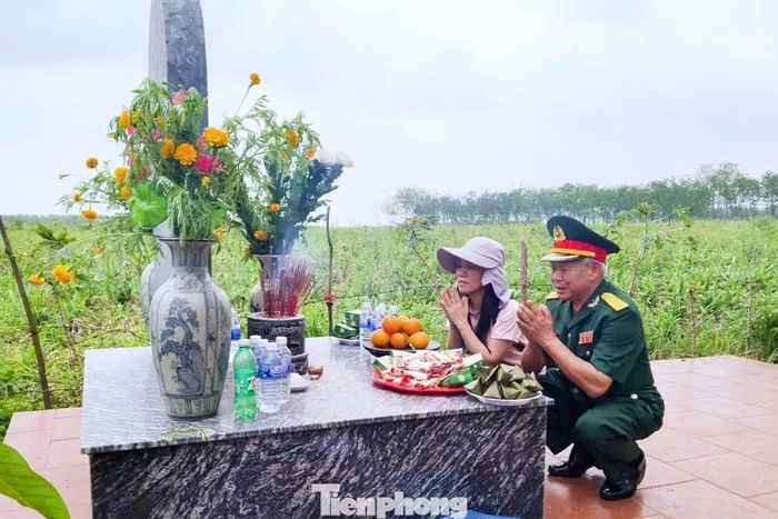 Ông Triển lặng người trước phần mộ những đồng đội.