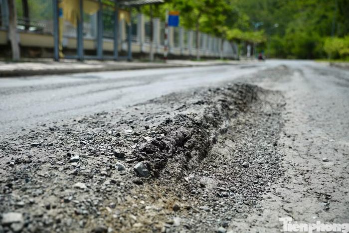 Có mặt tại tuyến đường N3 và D3, phóng viên Tiền Phong ghi nhận nhiều đoạn đường bê tông nhựa xuất hiện các vết hằn lún sâu, tạo thành những "hố trâu". Mặt đường xuống cấp khiến việc di chuyển của người dân, học sinh và các phương tiện gặp nhiều khó khăn, nguy hiểm.