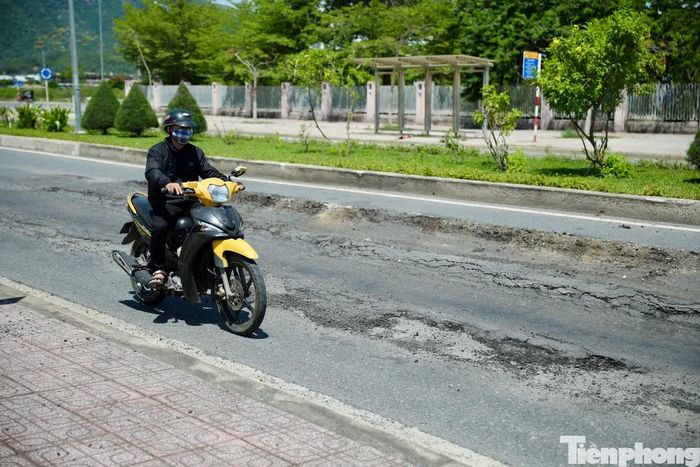 Khi trời nắng, xe tải lưu thông làm bụi phát tán, ảnh hưởng đến môi trường và sinh hoạt của người dân. Những ngày mưa, các đoạn đường hư hỏng trở nên lầy lội và tiềm ẩn nguy cơ mất an toàn giao thông.