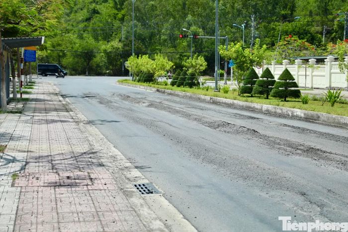 Nhiều tháng qua, người dân và học sinh lưu thông trên tuyến đường N3, D3 (thuộc Khu trường học, đào tạo và dạy nghề Bắc Hòn Ông, phường Nam Nha Trang) phải đối mặt với nhiều nguy hiểm khi mặt đường xuống cấp nghiêm trọng.