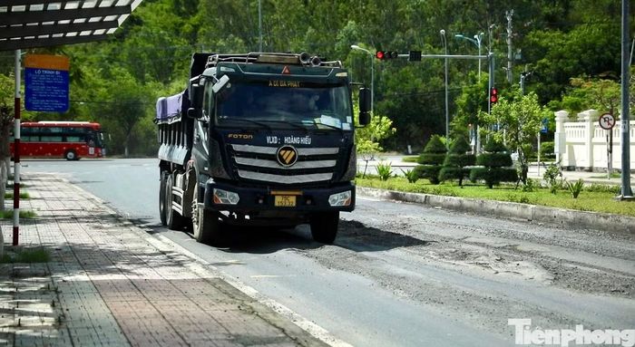 Theo phản ánh của người dân, trên địa bàn phường Nam Nha Trang hiện có một số dự án lớn đang triển khai và cần nhiều vật liệu san lấp, xây dựng. Mỗi ngày, có hàng trăm lượt xe tải chở cát đá, vật liệu xây dựng lưu thông qua khu vực Bắc Hòn Ông, khiến kết cấu mặt đường bị ảnh hưởng nghiêm trọng.