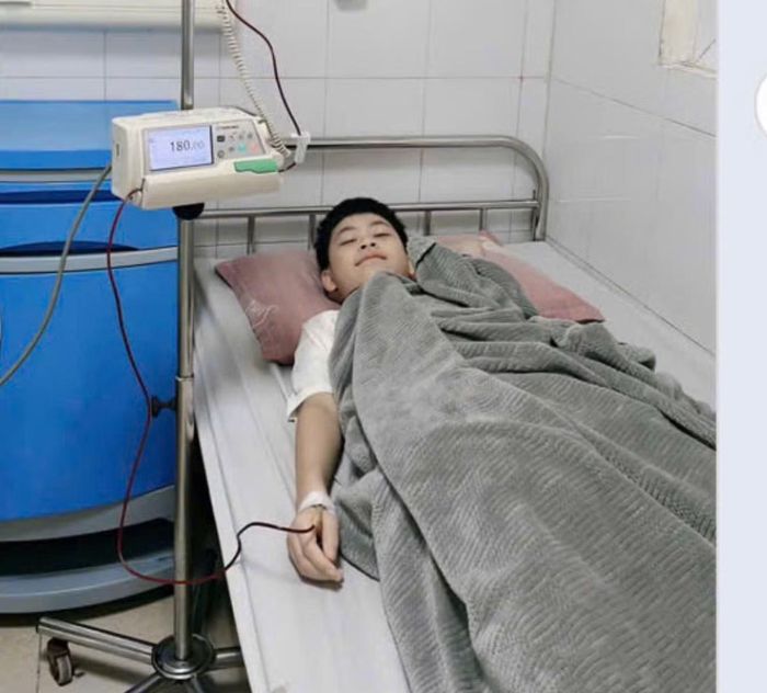 Ba ngày trước kỳ thi, Duy bị ốm phải nhập viện điều trị nhưng vẫn không muốn bỏ lỡ cuộc thi.