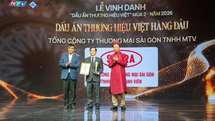 Đại diện Tổng Công ty Thương mại Sài Gòn - TNHH Một Thành viên, Tổng Giám đóc Lâm Quốc Thanh, nhận giấy chứng nhận và biểu trưng danh hiệu "Dấu ấn thương hiệu Việt hàng đầu" tại lễ vinh danh Dấu ấn thương hiệu Việt mùa 2 - năm 2026. Ảnh: SATRA