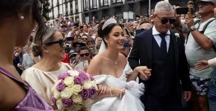 Đám đông bủa vây khiến cô dâu khó khăn tiến vào nơi tổ chức đám cưới. Ảnh: Daily Mail