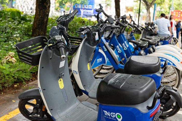 Sau hơn một tháng triển khai, Hà Nội đã bố trí 220 điểm trông giữ phương tiện; thiết lập 171 trạm giao thông xanh, với hơn 1.800 xe đạp, xe đạp điện và xe máy điện; đồng thời đưa vào vận hành 10 bãi đỗ xe trung chuyển (Park and Ride). Hạ tầng năng lượng phục vụ phương tiện sạch tiếp tục được mở rộng với 89 vị trí trạm sạc công cộng tích hợp tủ đổi pin vừa được phê duyệt, nâng tổng số toàn địa bàn lên hơn 2.300 vị trí trạm sạc (trên 10.200 cổng sạc) và 1.650 tủ đổi pin. Hạ tầng này từng bước đáp ứng nhu cầu di chuyển của người dân trong khu vực.