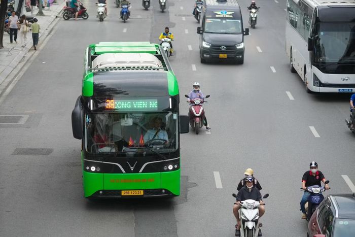 Đối với vận tải hành khách công cộng, từ ngày 1/7, 100% tuyến xe buýt hoạt động qua khu vực đã chuyển sang sử dụng năng lượng xanh. Nhằm khuyến khích người dân sử dụng phương tiện công cộng, Hà Nội áp dụng chính sách miễn tiền vé trên 45 tuyến xe buýt trong phạm vi Vành đai 1 đến hết tháng 6/2027, đồng thời, điều chỉnh lộ trình các tuyến buýt phù hợp với khung giờ cấm của phố đi bộ.
