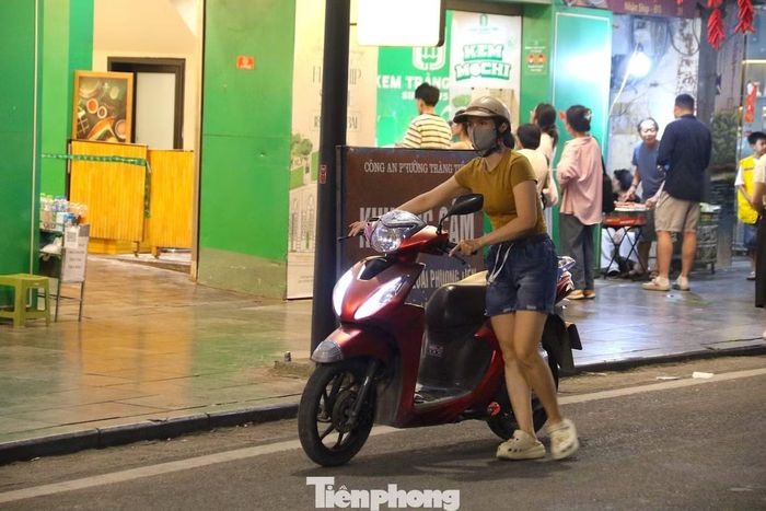 Tại các chốt trực, lực lượng chức năng liên tục phân luồng, hướng dẫn người dân gửi xe ở các bãi đỗ giáp ranh. Với cư dân sinh sống trong khu vực LEZ, lực lượng làm nhiệm vụ hướng dẫn người dân tắt máy, dắt bộ phương tiện về nhà.