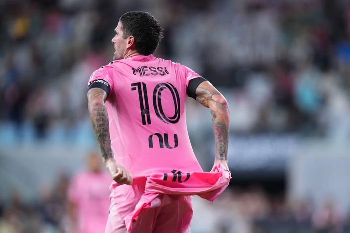 De Paul tri ân Messi sau khi ghi bàn sáng nay.