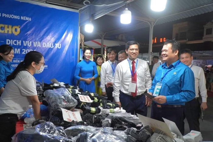 Đại biểu tham quan các gian hàng tại hội chợ.
