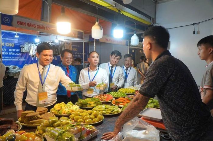 Hội chợ phường Nếnh thu hút 70 gian hàng.