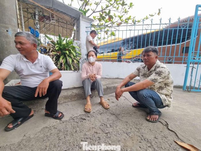 Vợ chồng ông Tường ngồi đợi tàu đưa con vào bờ sáng 9/8.