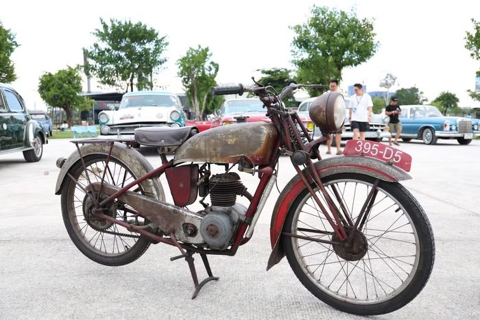 Chiếc Motobecane AB1 1938 động cơ 125cc, 4 thì. Đây cũng là chiếc xe cổ xưa nhất tại lễ hội lần này. Xe hiện do ông Huỳnh Minh Hiệp - Phó Chánh văn phòng Trung tâm UNESCO Nghiên cứu Bảo tồn cổ vật Việt Nam sở hữu, còn giấy tờ gốc thời vua Bảo Đại.