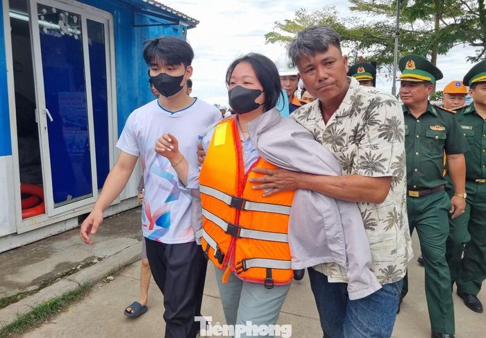 Ông Tường (bố chị P., bên phải) đón con gái trở về.