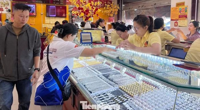 Giao dịch trong cửa hàng vàng Mi Hồng.