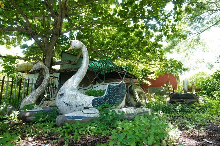 Quầy bán vé không còn hoạt động, nhiều công trình vui chơi hư hỏng, hoang tàn. Khu hội chợ, triển lãm rộng hàng nghìn mét vuông cũng rơi vào cảnh vắng lặng do không được sử dụng trong thời gian dài. Hiện chỉ còn một số quán cà phê hoạt động cầm chừng, phục vụ người dân đến tập thể dục hoặc dạo mát, không còn cảnh nhộn nhịp như trước.