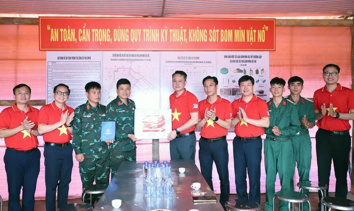 Đoàn đại biểu đến thăm, trao quà tặng cán bộ, chiến sĩ rà phá bom mìn Lữ đoàn Công binh 543/Quân khu 2. Ảnh: Lâm Đăng Hải