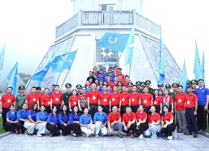 Đại biểu bên Cột cờ A Pa Chải. Ảnh: Lâm Đăng Hải