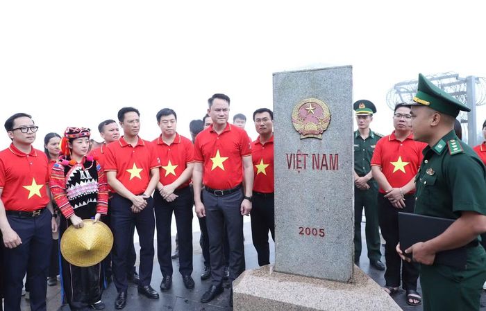 Đại biểu hành trình nghe giới thiệu về cột mốc số 0 - A Pa Chải. Ảnh: Lâm Đăng Hải