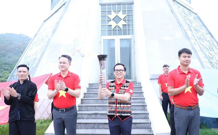 Ngọn đuốc Hành trình "Tôi yêu Tổ quốc tôi" được trao cho anh Mùa Chiến Thắng - Bí thư Tỉnh Đoàn, Chủ tịch Hội LHTN Việt Nam tỉnh Điện Biên. Ảnh: Lâm Đăng Hải