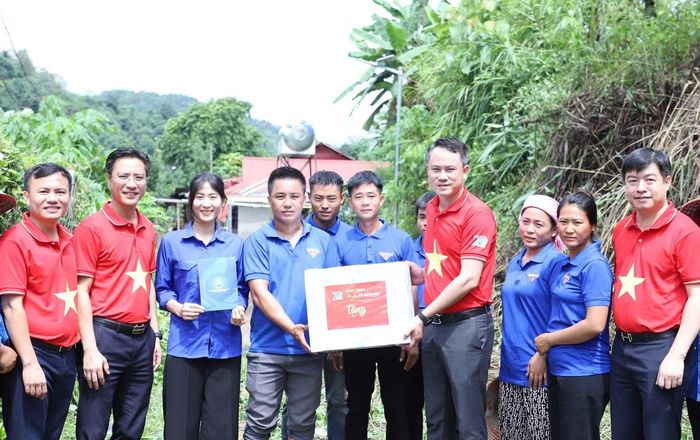 Các đại biểu trao quà tặng thanh niên tình nguyện địa phương. Ảnh: Lâm Đăng Hải
