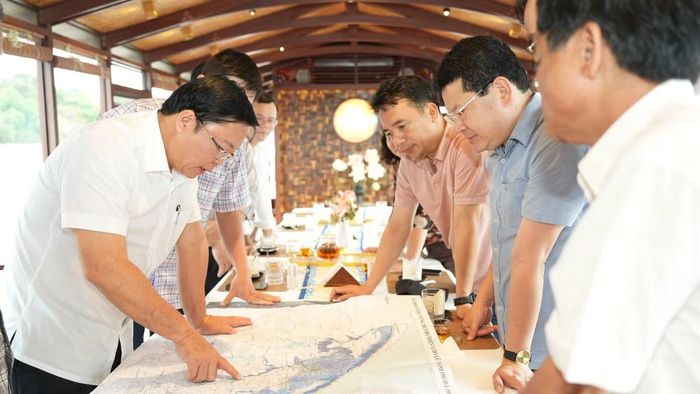 Lãnh đạo TP. Huế khảo sát, đánh giá sông Hương cùng cảnh quan hai bên bờ là lợi thế đặc biệt để hình thành các sản phẩm du lịch đặc trưng của Huế.